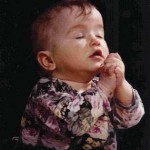 Bébé en prière